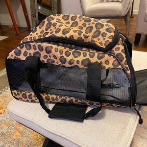 Pet travel carrier